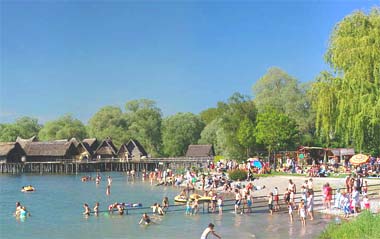 Strandbad Unteruhldingen mit Sicht auf Pfahlbauten